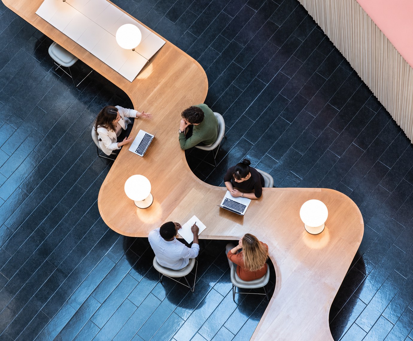 Directiva de Recursos Humanos trabajando en una oficina contemporánea con luz natural